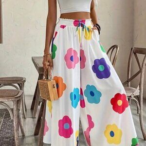 NWOT Adorable Floral Pants Size Small